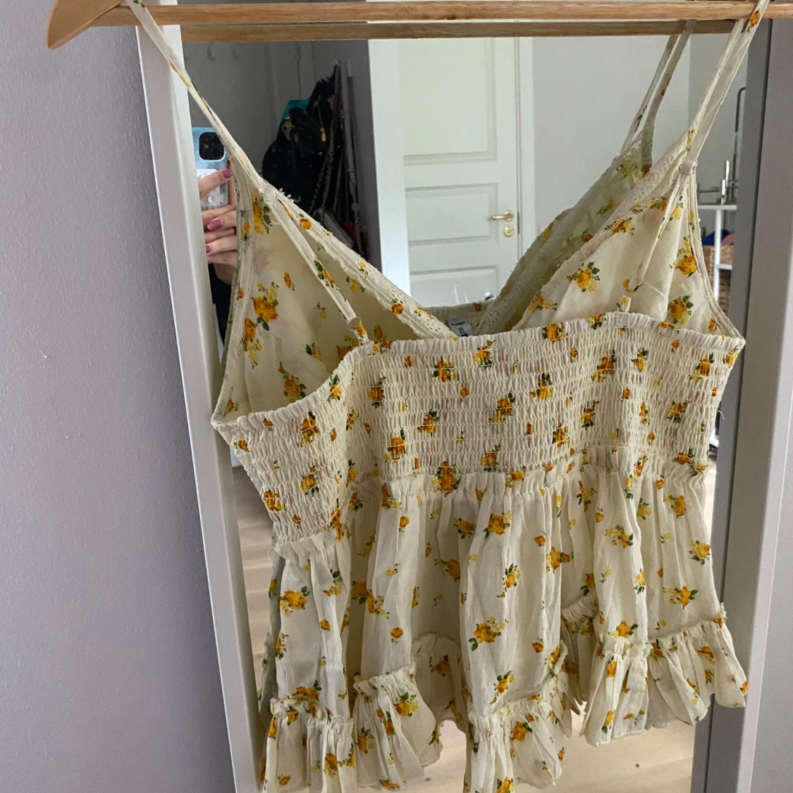 Blommig volangtop med spetsdetaljer - 1