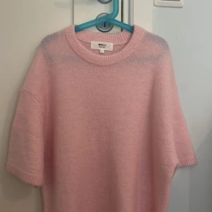 Stickad Kortärmand gina - Rosa stickad kortärmand tröja från Gina tricot , använd en gång. 