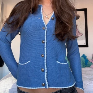 Blå stickad kofta - Säljer denna jättesnygga kofta. Det är den förra säljarens bilder så tveka inte att skriva för fler bilde! 💗