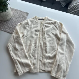 Gina kofta - Beige kofta från Gina. Använd 1 gång och är i nyskick! Kolla gärna in mina andra annonser, jag ger rabatt vid köp av flera varor!