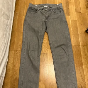 Grå jeansbyxor från Vailent XS - Snygga grå jeansbyxor från Vailent i storlek XS. Klassisk femficksmodell med raka ben och normal passform. Jeansen har en stilren look och är tillverkade i mjukt bomullsmaterial. Perfekta för en clean och avslappnad stil.