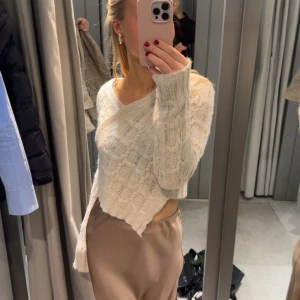 Beige stickad tröja - Säljer en beige stickad tröja med v-ringning. Tröjan är från Zara och knappt använd. Perfekt för höst, vinter, vår och även sommar kväll!🤗