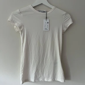 Vit T-shirt  - Säljer denna helt nya vita t-shirt toppen från lager157 💋 den är i tajt modell och passar strl xs/s! Nypris= 80kr