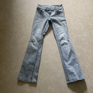 Grå bootcut jeans med fickdetaljer - Snygga grå jeans från Ginatricot. Nästan helt oanvända storlek 36