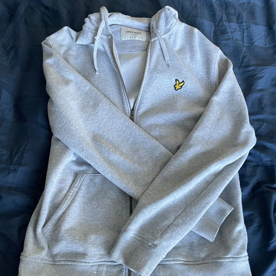 Grå hoodie från Lyle & Scott - 1
