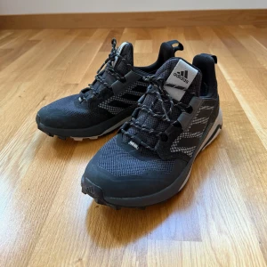 Svarta Adidas Terrex sneakers i mycket fint skick - Svarta sneakers från Adidas. Endast använda ett par gånger. 