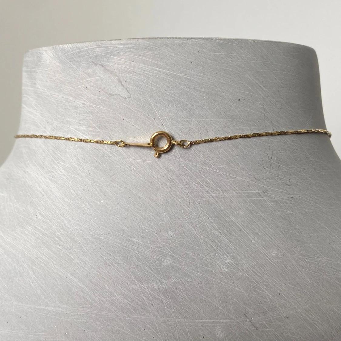 Guldigt halsband med hjärtformad berlock - 3