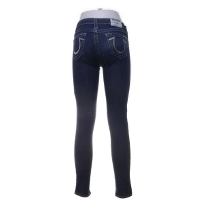 True Religion jeans mörkblå - True Religion🥰, Väldigt fina jeans inga skador, hål, fläckar eller tecken på användning men dom är såklart använda men inget man ser!🥰 annars så gott som nya!🥰Känn er fria för frågor såklart❤️