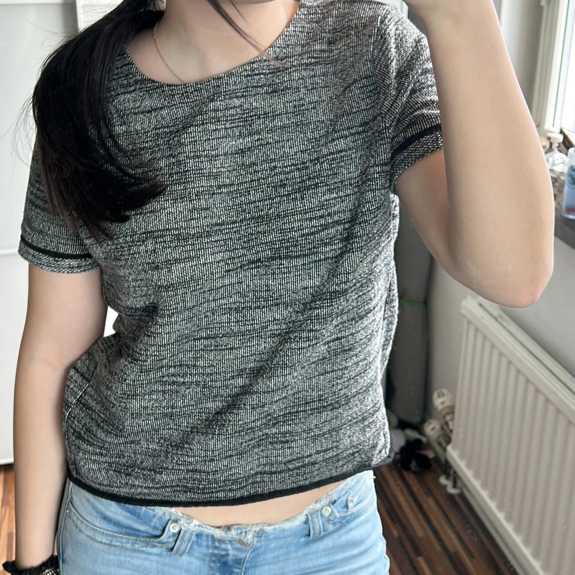 Gråmelerad kortärmad topp - 1