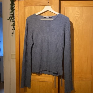 Blå långärmad tröja med struktur - En blå långärmad tröja som är jätteskön och fin på. Kommer ej till användning 