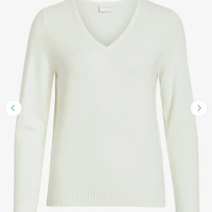 Vit v-ringad tröja från Vila - Klassisk vit v-ringad tröja från Vila med lång ärm och ribbade muddar. Använd 1 - 2 gånger . Säljer då den it kommer till användning 🫶🏻köpt för ungefär 300kr om jag inte minns fel💖