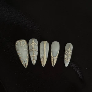 Handgjorda Press-ons || strl M - Säljer ett set med 10 press-on naglar i en mjukt ljusgrå färg med unika silvriga 3D-detaljer. Handgjorda av mig, kan även göra custom storlekar o designs!