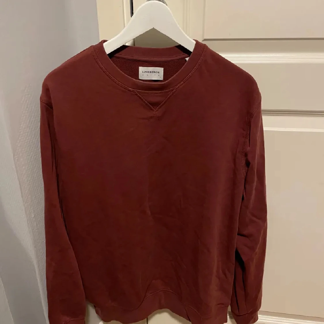 Vinröd tröja från Lindbergh