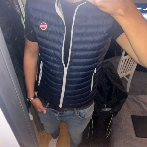Mörkblå dunväst från Colmar - Snygg mörkblå dunväst från Colmar och den är utan några repor eller skador, den är storlek M och är lite för liten för mig nu därför säljer jag den. 