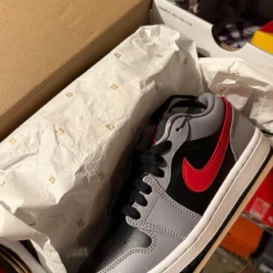 Nike Jordan 1 Low svart/röd/grå -  Helt nya och aldrig använda – kommer med originalkartong. Stilren färgway med svart, rött och grått. Perfekt för sommaren eller som present.  Pris: 800 kr (kan diskuteras vid snabb affär)