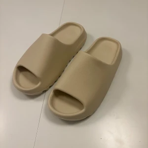 Yeezy slides - Säljer dem då jag fick dem i present men de tyvärr inte passar mig. Har storlek 46 o de va lite så så passar någon med storlek 45