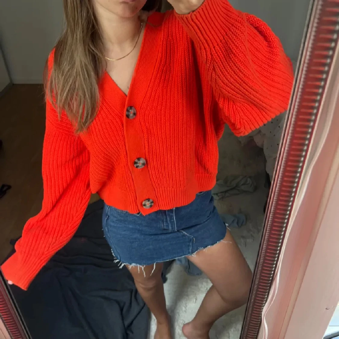 Orange stickad kofta med stora knappar