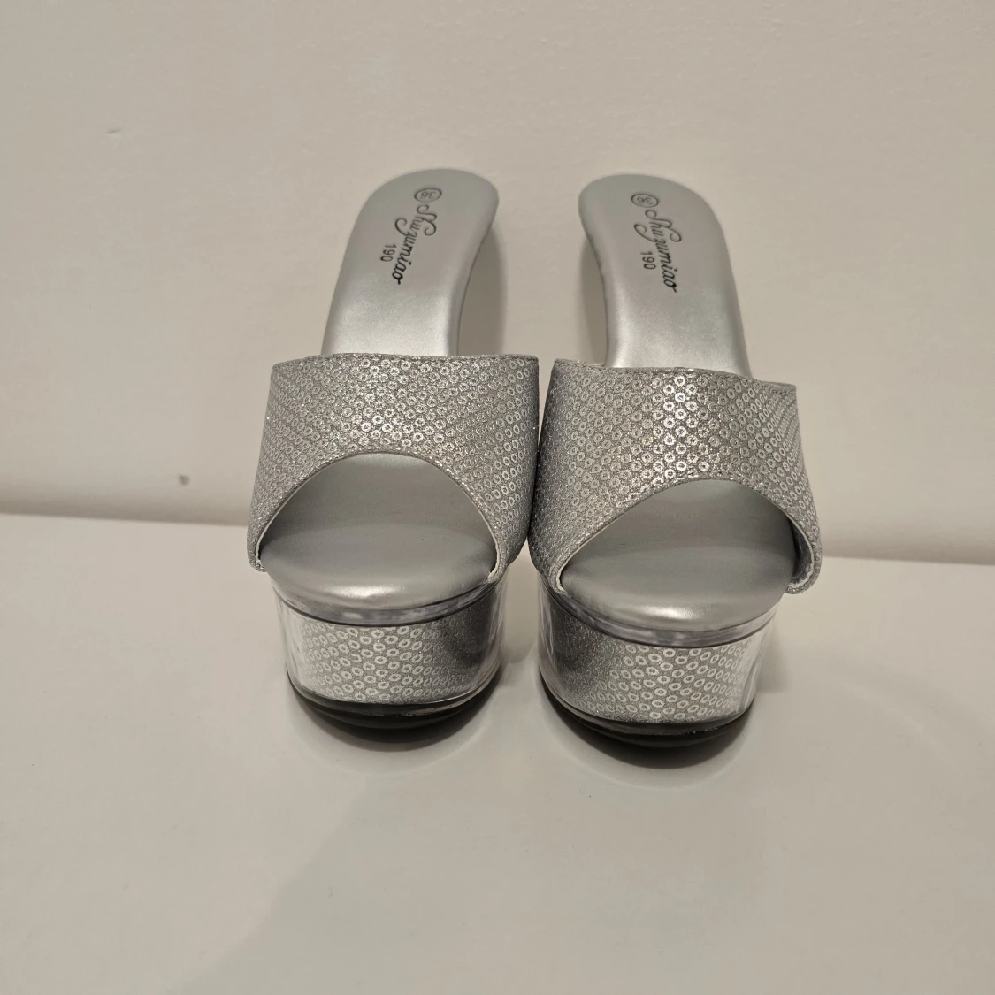 Silverfärgade platåpumps med hög klack - 1