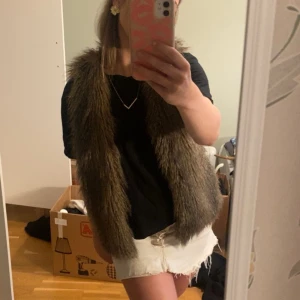 Brun pälsväst i fuskpäls - Säljer min  pälsväst som jag använt en gång. Älskar den men den används aldrig. Den är i väldigt bra skick och har typ siden på insidan💕💕💕