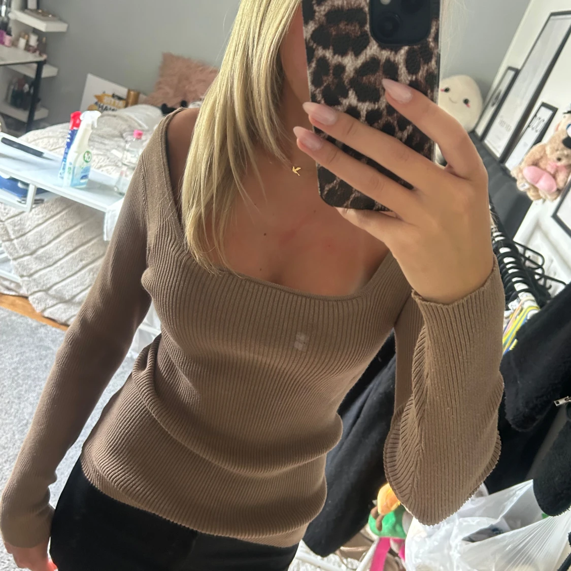 Brun ribbad tröja med fyrkantig ringning