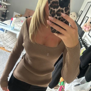 Brun ribbad tröja med fyrkantig ringning -  brun ribbad tröja med lång ärm, men vet inte vart den är ifrån 