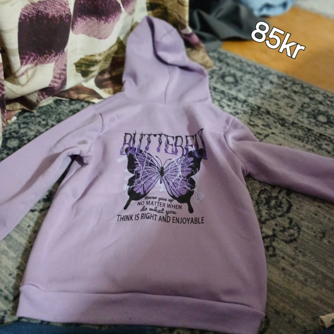 Lila hoodie med fjärilstryck