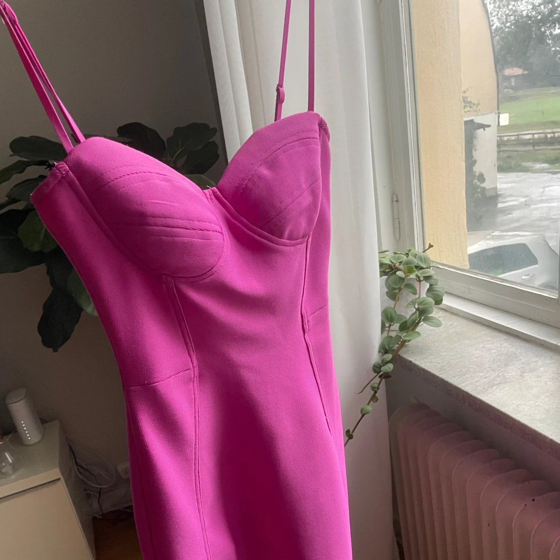 Rosa tight midiklänning med smala band