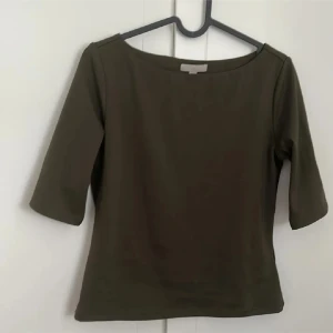 Trekvartsärmad topp H&M - En olivgrön trekvartsärmad topp från h&M, aldrig använd!