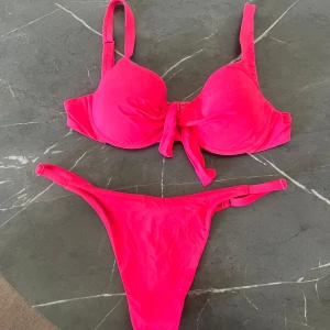Bikini från Calzedonia - Bikini från Calzedonia, fint skick. Går att justera både trosorna och överdelen efter önskad storlek 🩷