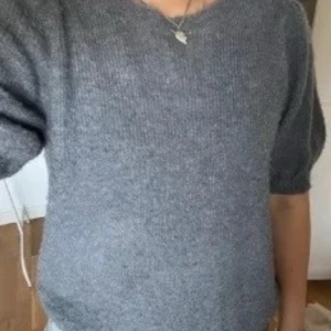 Stickad trekvartsärmad tröja - Supersöt stickad trekvartsärmad tröja! Den är i nyskick!