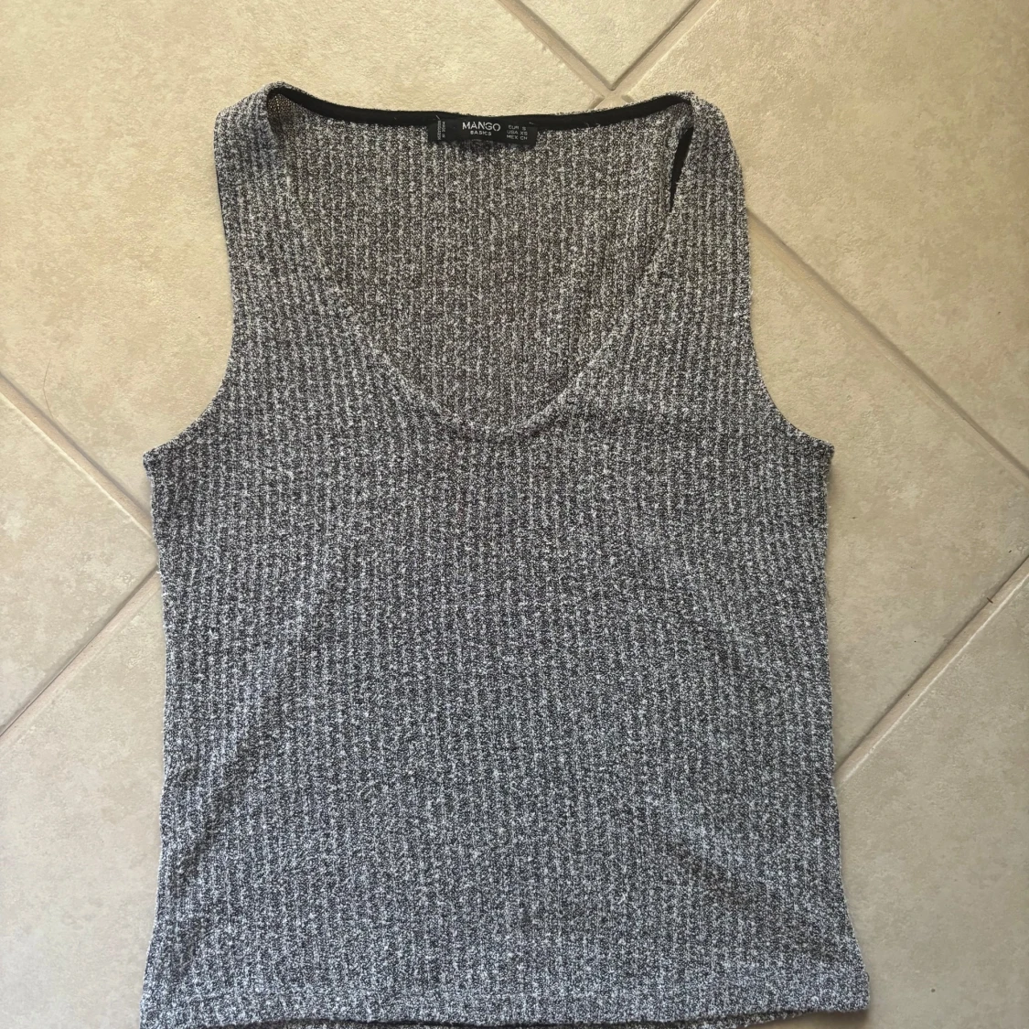 Ribbad grå linnetopp från Mango