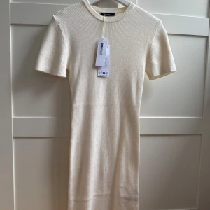 Stickad klänning Gina Tricot - Jag säljer en HELT NY stickad klänning i ljusbeige/vit färg från Gina Tricot. Nypris 399 kr jag säljer för 250 kr💓Storleken är L men den sitter mer som S-M! skriv gärna om ni har frågor💞💞