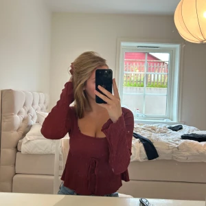 Vinröd ribbad topp - Vinröd långärmad topp från Nelly med ribbad struktur och croppad passform😍