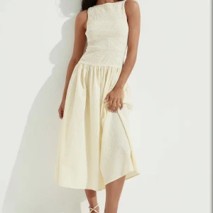 Ljusgul långklänning från H&M Divided - Helt ny supersöt ljusgul långklänning med drop waist från H&M Divided i storlek M. Den är längre på mig än på modellen på hemsidan. Jag är 170 och den sitter jättebra! (lapp kvar aldrig använd) 