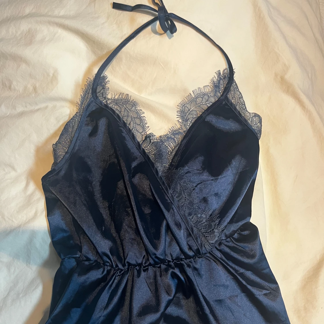 Mörkblå omlott topp med spets - 1
