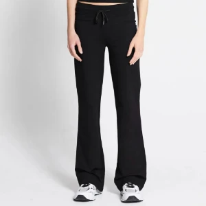 Svarta bootcut mjukisbyxor med snörning - Svarta mjukisbyxor med bootcut-snitt och snörning i midjan. Byxorna har en avslappnad passform och är perfekta för en chill och sportig look. Tillverkade i mjukt material som känns skönt mot huden. 