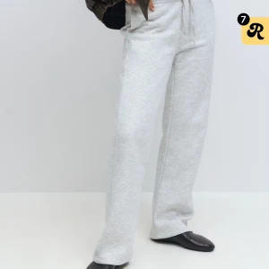 Grå mysbyxor  - Säljer dessa grå populära mysbyxor från Gina i storlek xs de är extremt sköna och passar till allt, en liten fläck som knappt syns❤️