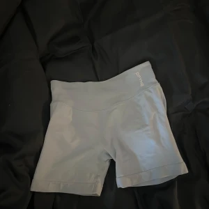 Difyne shorts Impact - Ljusblåa knappt använda träningsshorts från Difyne, säljer för komemr inte till användning passar xs-m, nypris 550