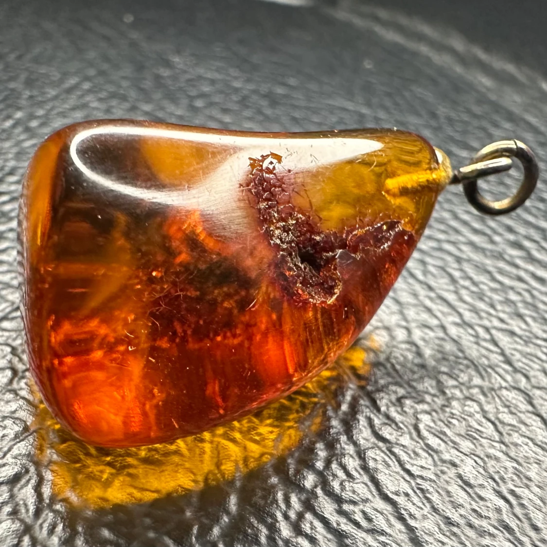 Vackert vintage hänge med äkta baltisk bärnsten i varma honungstoner - Retro - 50-tal 60-tal - Ädelsten - Natursten - 1