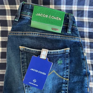 Jacob Cohën Jeans | BARD | Limited edition - Blå stiliga limited edition jeans från det italienska lyxvarumärket Jacob Cohën, med sin vackra gröna finish runt om jeansen så skapar det en riktigt unik och eftertraktad look.  Modellen är ”Bard 688” och är slim. Byxorna kostar  8600kr nypris men jag säljer för 3000 pga av att dom mest står i garderoben och tar plats.  Skick 9/10, minimalt använda 4-5 gånger. Har ni frågor så är det bara att skicka, jag svarar fort👍
