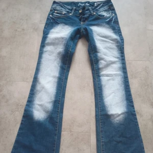 Crazy Age Jeans - Crazy Age Jeans med snygg fade och bakfickor!! Storlek S, Beställde de från vinted men insåg att jag hade redan liknande jeans så säljer vidare de här! Passar storlek 34-36:)