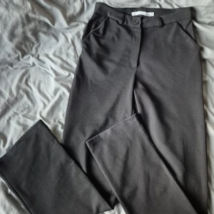 Svarta kostymbyxor från lager 157 - Klassiska svarta kostymbyxor från lager 157 i storlek XS. Byxorna har raka ben, hällor för bälte och diskreta sidfickor. Har 1 till exakt likadan kostymbyxa i xs samma modell från lager 157, så om man skulle vilja köpa båda är det bara att säga till! Båda är nya utan prislapp! Priset gäller endast för ett par byxor. Nypris 200:- för ett par! 