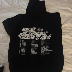 Hov1 hoodie 2025 - Helt ny, endast tagit kort. Deras sista hoodie!🌟storleken är storleken mellan tjej o kille så de passar båda. Köpt för 700