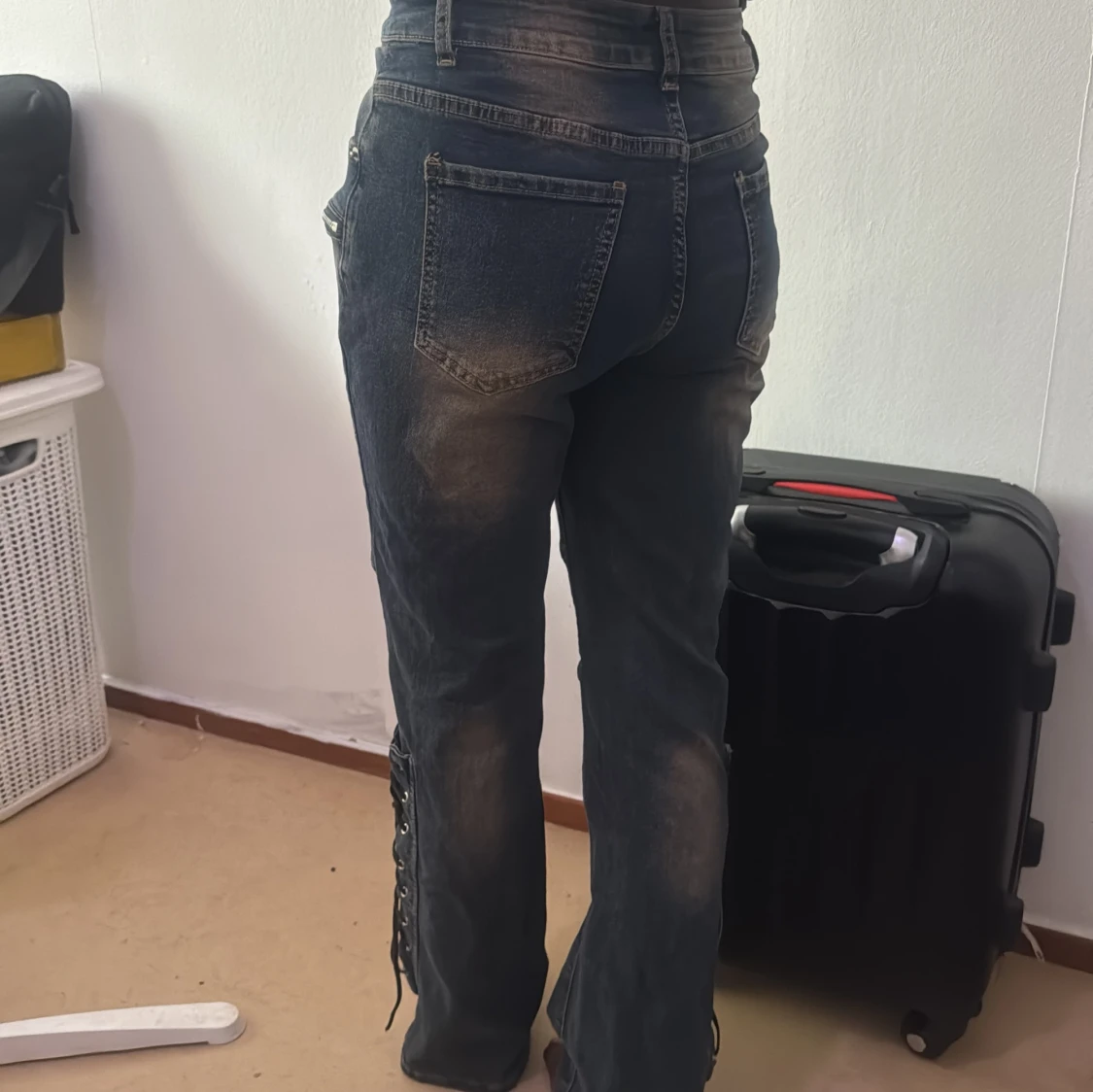 Mörka jeans med snörning och dragkedjor - 2