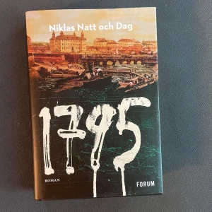 1795 - 1795 är en mörk och spännande roman som tar dig till det sena 1700-talets Stockholm. Här möter du färgstarka karaktärer, konspirationer och dramatik i en brutal och rå stadsmiljö. Perfekt för dig som gillar historiska deckare med mycket känsla och nerv.