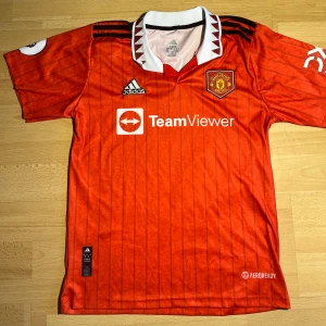 Manchester United kit 22/23  - Manchester united kit från säsongen 22/23 med Ronaldo på ryggen. Knappt använd! Hör av er vid minsta lilla fråga!