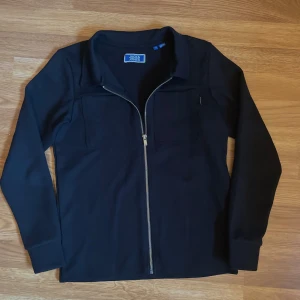 Svart overshirt från Jack & Jones - Fin mörkblå/svart overshirt storlek 152 men passar xs. Lite stor för mig nu! Köp snabbt! Aldrig använd helt ny!