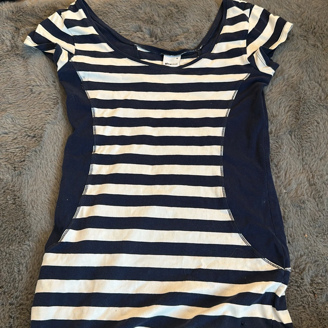 Randig kortklänning från Gina Tricot