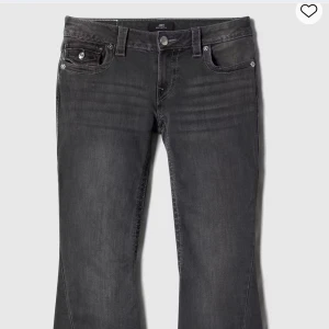 True Religion grå bootcut jeans - Säljer mina true religion jeans, modellen joey. Kan skicka egna bilder! Nypris är 1300, säljer för 1000 men priset kan diskuteras🤍