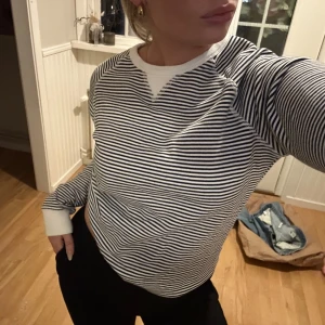 Randig tröja från Dobber i bomull - Säljer en skitsnygg svartvit randig tröja från Dobber med klassisk crewneck och breda vita muddar vid ärmslut och nederkant. Tröjan är i mjuk bomull och har en relaxed passform. Snygg detalj med V-söm vid halsen.💖💖💖